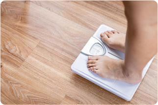 female-bare-feet-standing-with-a-scales